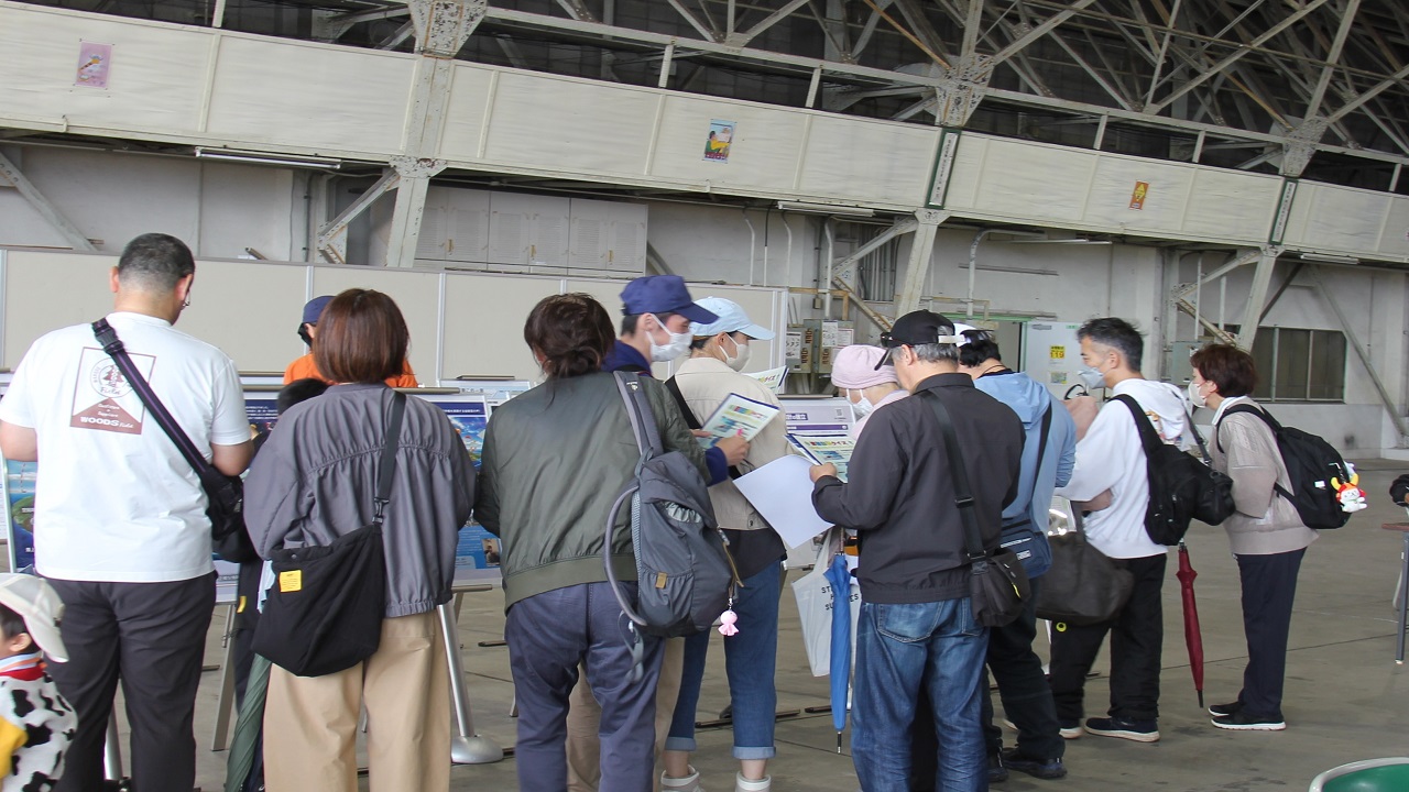 海上自衛隊鹿屋航空基地（鹿児島県鹿屋市）において、「エアーメモリアル㏌かのや２０２６」が開催され、約９０００人の来場者が訪れ、会場は熱気に包まれました。九州防衛局はブースを出展し、防衛白書クイズ＆缶バッジ配布やフォトスポットを配置するなどの広報活動を行いました。。