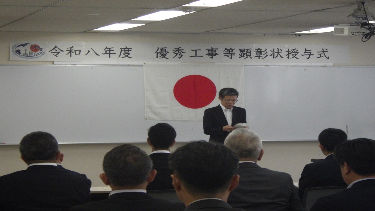 九州防衛局及び熊本防衛支局では、前年度に完成した工事及び業務の中から選ばれた受注者及び技術者に優秀工事等顕彰状を授与しています。九州防衛局においては７月１５日、選ばれた１５社と技術者１２名に対し、熊本防衛支局においては同月２９日、選ばれた２２社と技術者２２名に対し、それぞれ顕彰状が授与されました。。