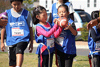 フラッグフットボールをする女子