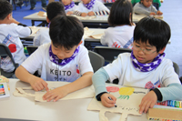エコバックを作る日本の子供