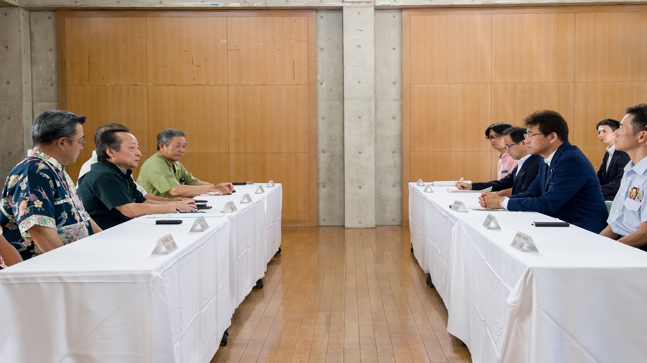 三宅政務官訪沖2