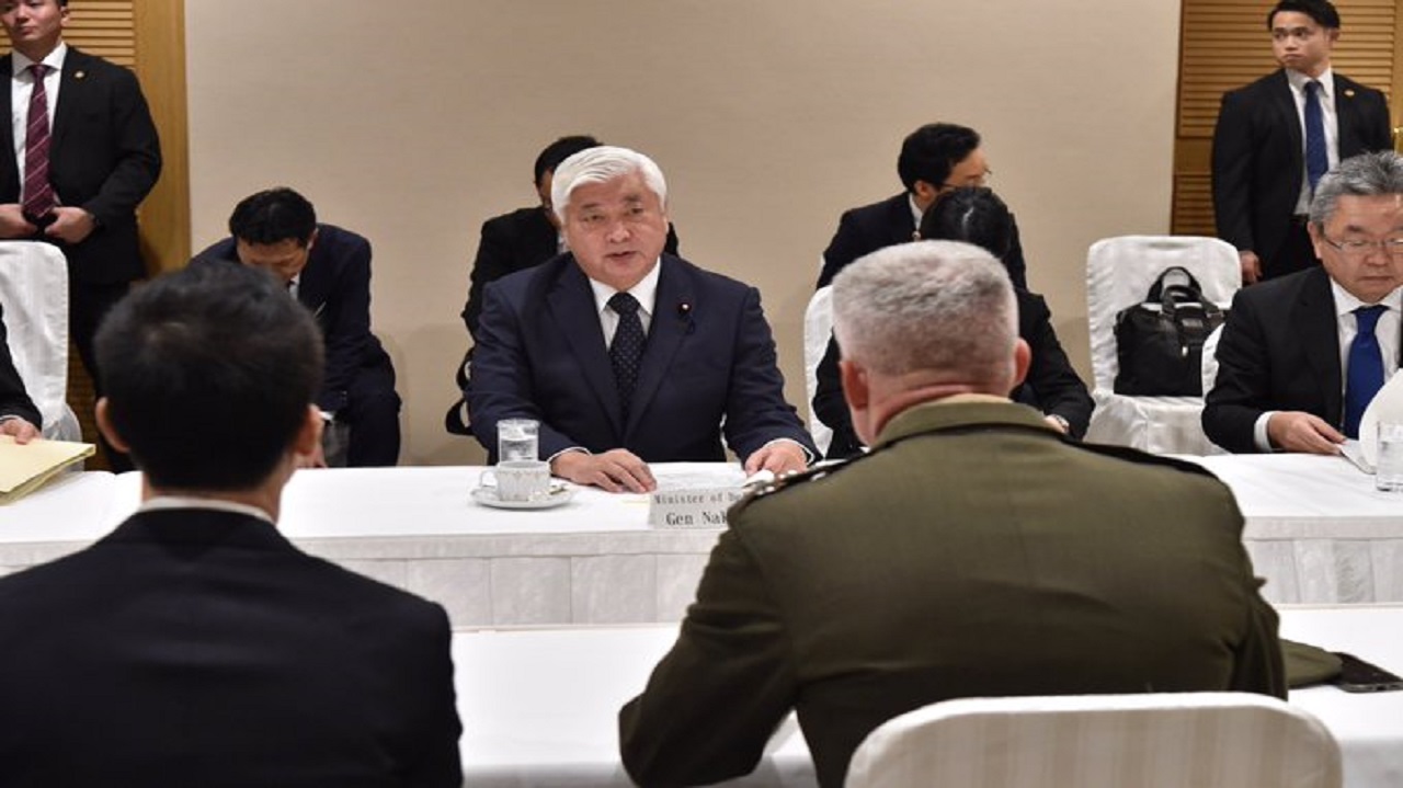 防衛大臣訪沖